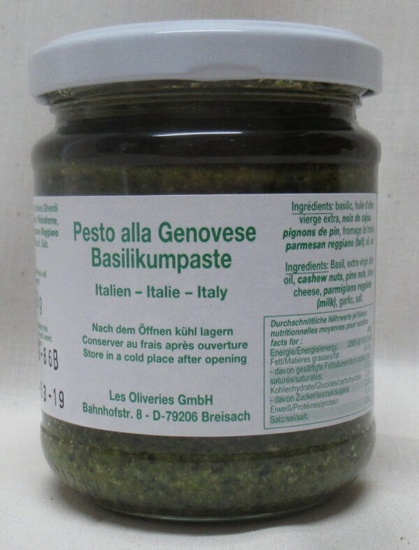 Pesto alla Genovese mit Olivenöl, Pinienkernen, Schafskäse